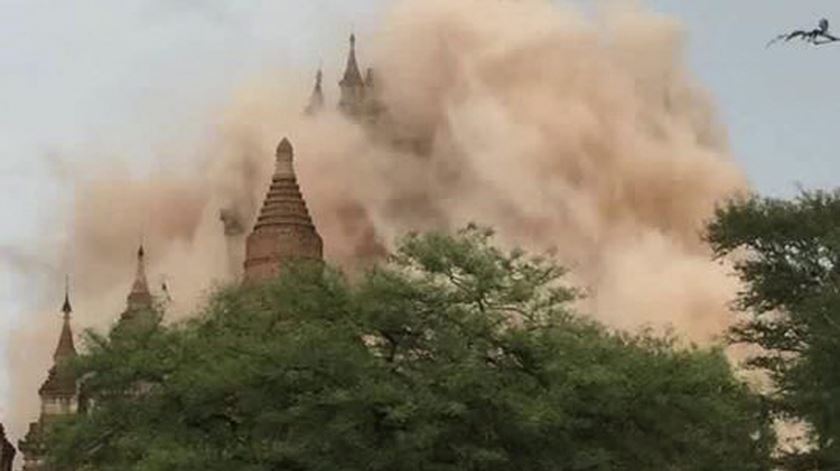 Momento da derrocada de um pagode. Foto: EPA