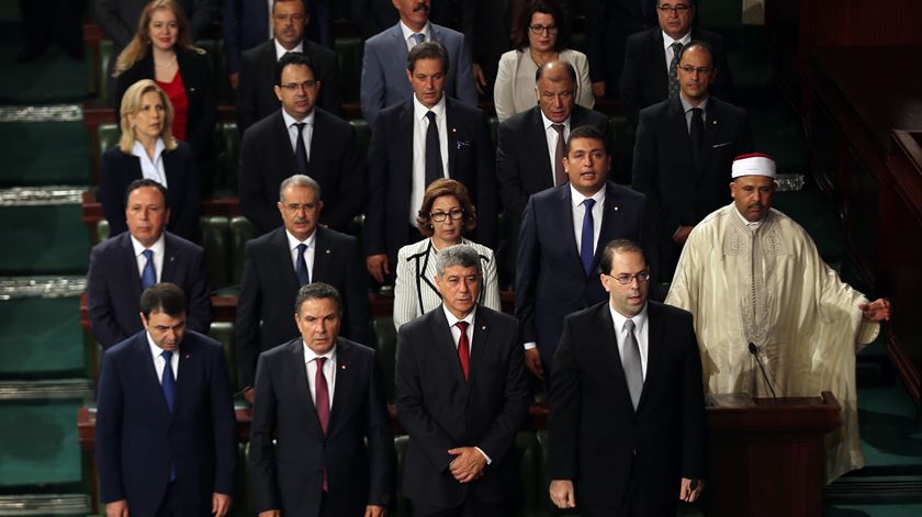 Tunísia. Primeiro-ministro Youssef Chahed, em baixo à direita. Foto: Mohamed Messara/EPA