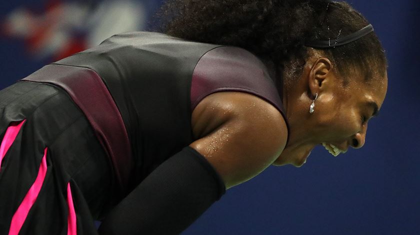 Serena Williams limitada por lesão no ombro direito. Foto: EPA