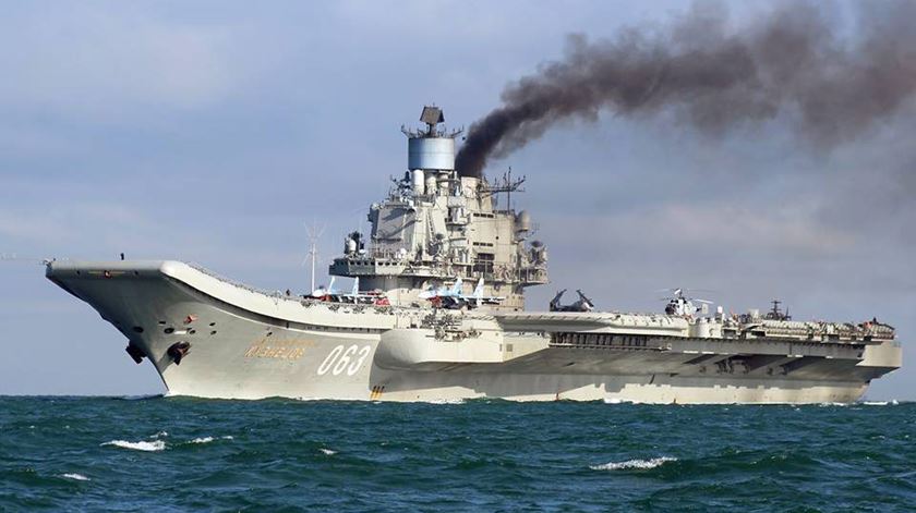 Porta-aviões russo "Almirante Kuznetsov". Foto: Dover Marina/EPA