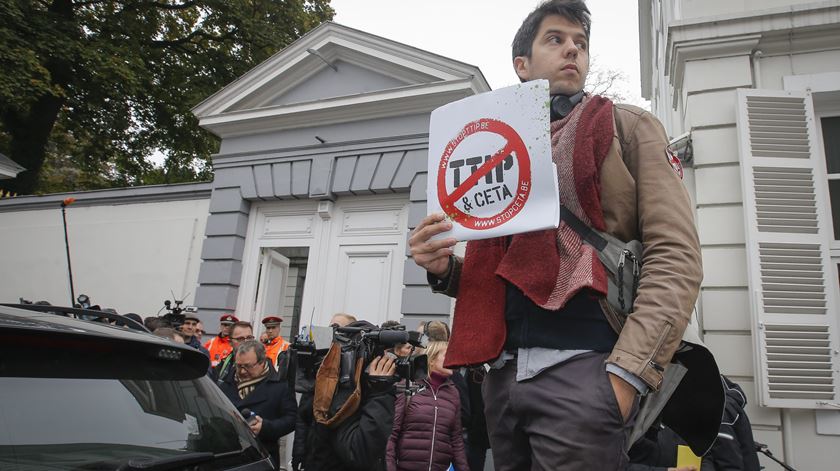 Activista anti-CETA protesta em Bruxelas. Foto: Stephanie/LeCocq/EPA