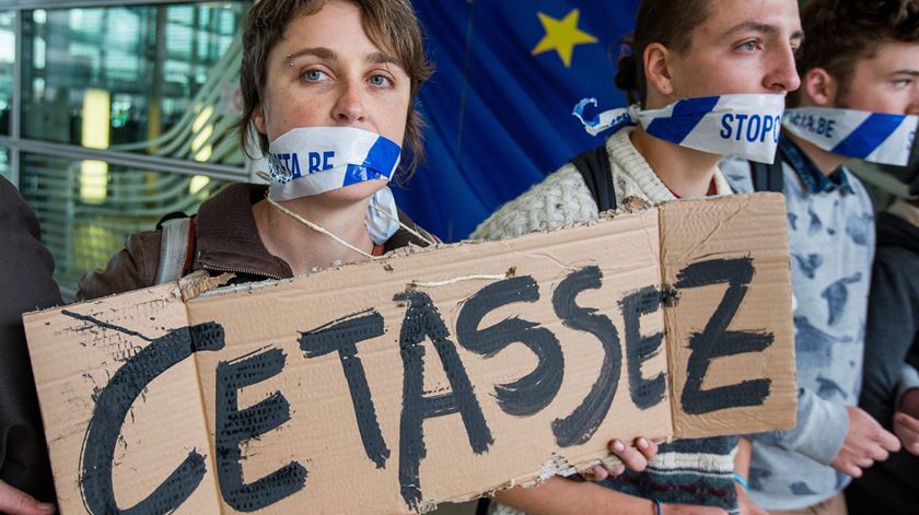 Protesto anti-CETA em frente à Comissão Europeia, em Bruxelas. Foto: Stephanie LeCoq/EPA