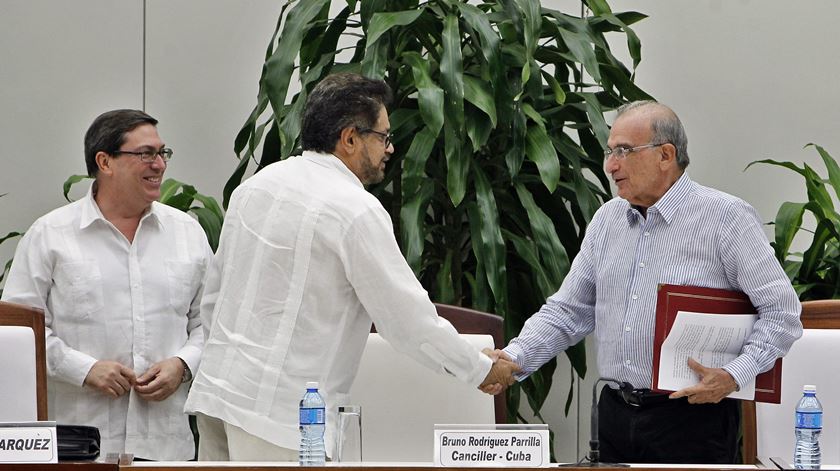 Luciano Marin (FARC) e Humberto de la Calle (negociador-chefe do Governo). Foto: Ernesto Mastrascusa/EPA