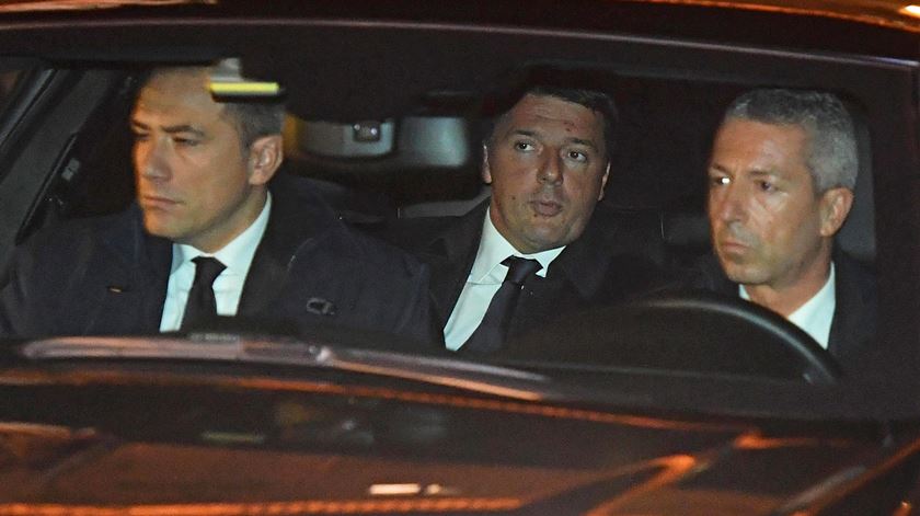 Renzi (ao centro) de saída após derrota no referendo .Foto: Ettore Ferrari/EPA  