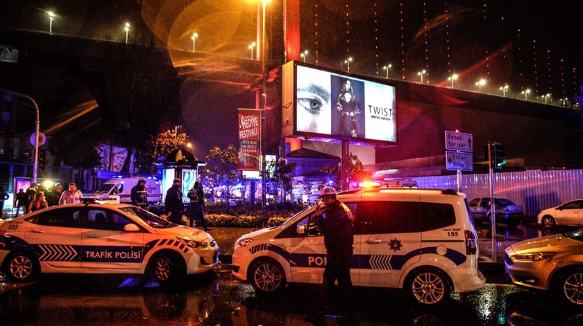 Um homem com uma arma semiautomática irrompeu na discoteca Reina, em Istambul, na madrugada de 1 de janeiro de 2017. Massacre foi reivindicado pelo EI. Foto: EPA