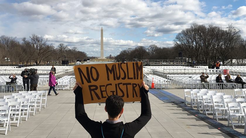 Um protesto contra a política de imigração de Trump no Lincoln Memorial, um dos locais das festividades associadas à tomada de posse de Trump. Foto: Andrew Gombert/EPA