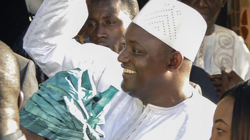 Presidente eleito da Gambia, Adama Barrow, tomou posse no Senegal. Foto: EPA