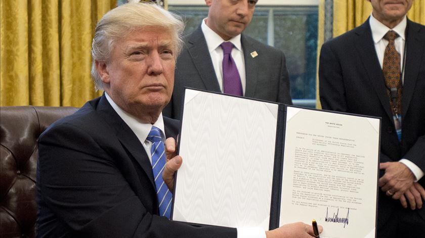 Trump revoga Tratado Transpacífico de Comércio Livre. Foto: Ron Sachs/EPA