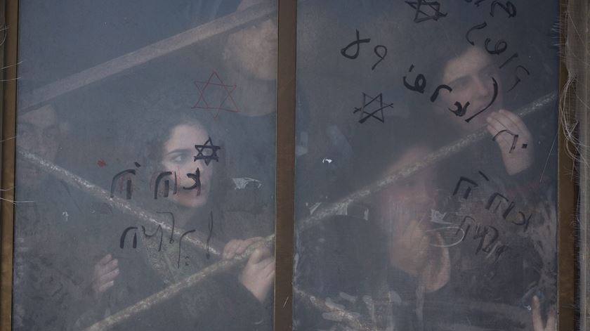 Colonos judeus barricados numa casa do colonato ilegal de Amona, na Cisjordânia Foto: EPA (arquivo)