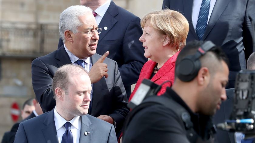 António Costa conversa com Angela Merkel à margem da cimeira de Malta. Foto: Domenic Aquilina/EPA