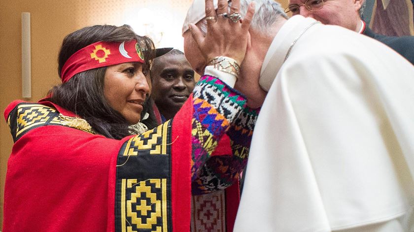 Papa Francisco com tribos indígenas. Foto: EPA/OSSERVATORE ROMANO