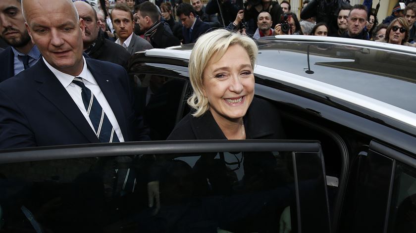 Marine Le Pen e o seu guarda-costas Thierry Legier. Foto: Sebastien Nogier/EPA