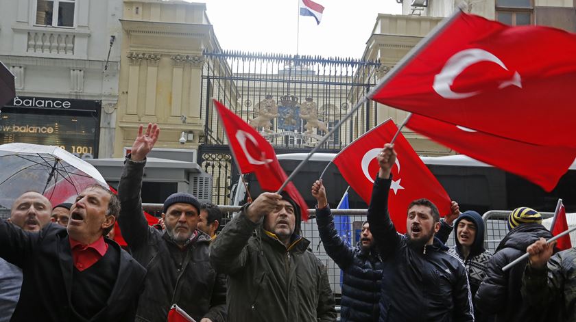Têm-se sucedido os protestos contra a Holanda na Turquia. Foto: EPA