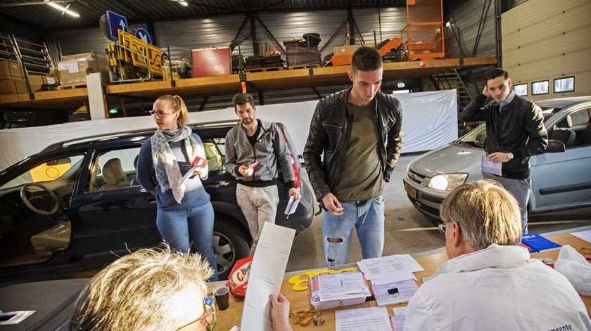 Eleitores votam numa assembleia móvel em Zevenhuizen. Foto: EPA