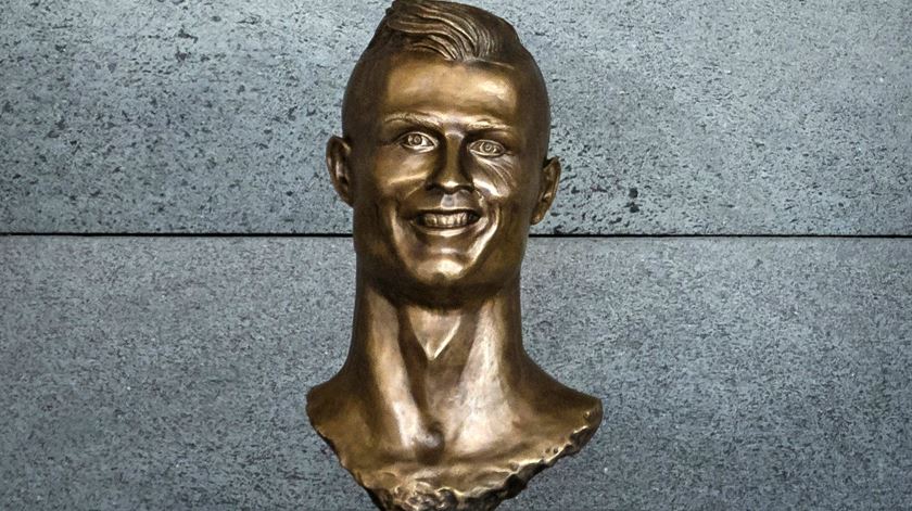 Busto de Cristiano Ronaldo no aeroporto da Madeira. Foto: Gregório Cunha/EPA