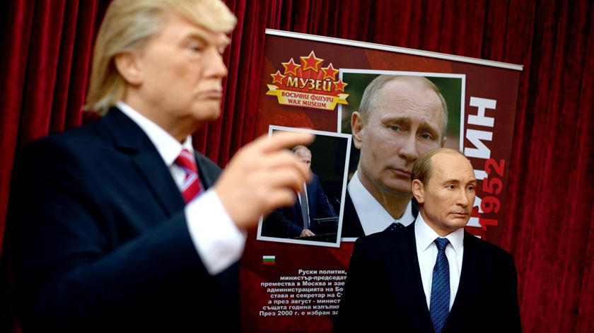 Trump e Putin "juntos" no museu da cera de Sófia, Bulgária. Foto: Vassi Donev/EPA