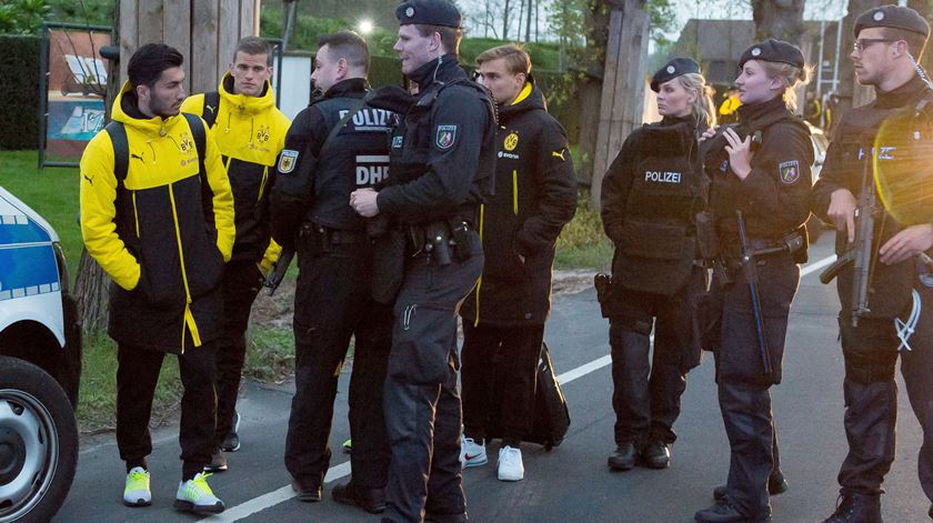  Jogadores do Dortmund já fora do autocarro após a explosão. Foto: EPA