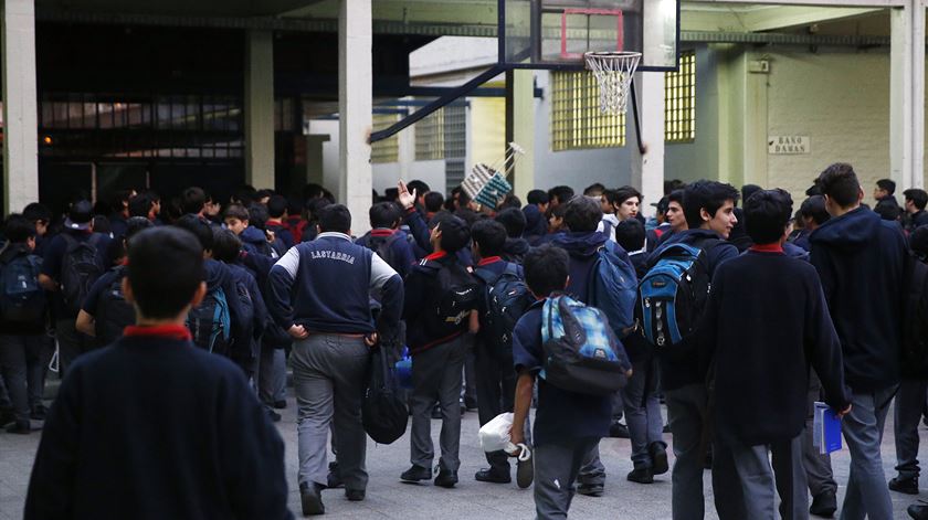 Alunos retirados de escola em Santiago após o sismo. Foto: Mario Ruiz/EPA