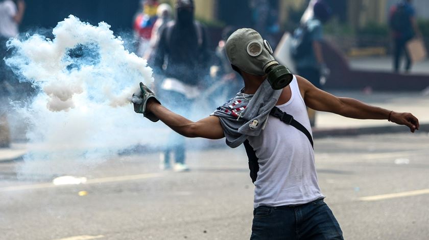 Confrontos continuam nas ruas da Venezuela. Foto: Cristian Hernandez/EPA