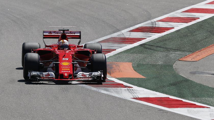 Na pista de Sochi, Vettel fez a 47.ª "pole position" da sua carreira. Foto: Yuri Kochetkov/EPA
