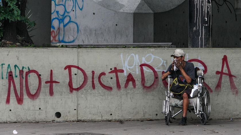 Protestam continuam nas ruas de Caracas. Foto: Cristian Hernandez/EPA