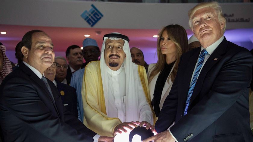 A foto que está a fazer furor na internet: Trump, o Presidente do Egipto, al-Sisi, e o Rei da Arábia Saudita, Salman bin Abdulaziz, com a mão sobre um globo iluminado. O trio inaugurava o Centro Global de Combate à Ideologia Extremista. Foto: Saudi Press Agency