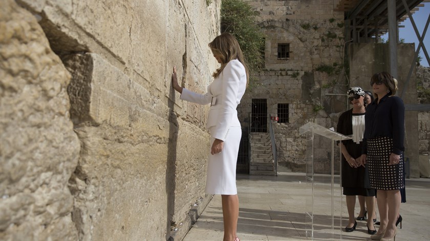 Também a Primeira-Dama, Melania Trump, se deteve por momentos junto ao muro, deixando entre as pedras um papel com um pedido, como estabelece a tradição. Foto: Heidi Levine/EPA