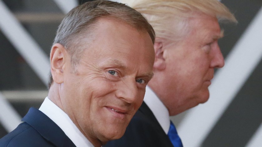 Donald Tusk com Donald Trump em Bruxelas. Foto: Olivier Hoslet EPA