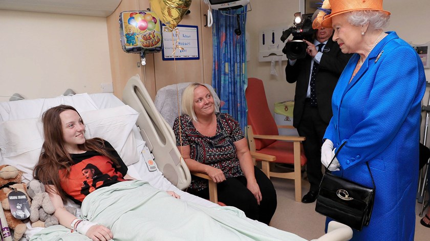 Isabel II visitou hospital onde estão internadas vítimas do atentado em Manchester. Foto: EPA