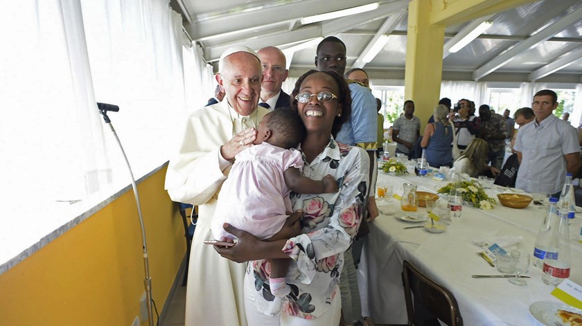 Papa em almoço solidário. Foto: Osservatore Romano/EPA