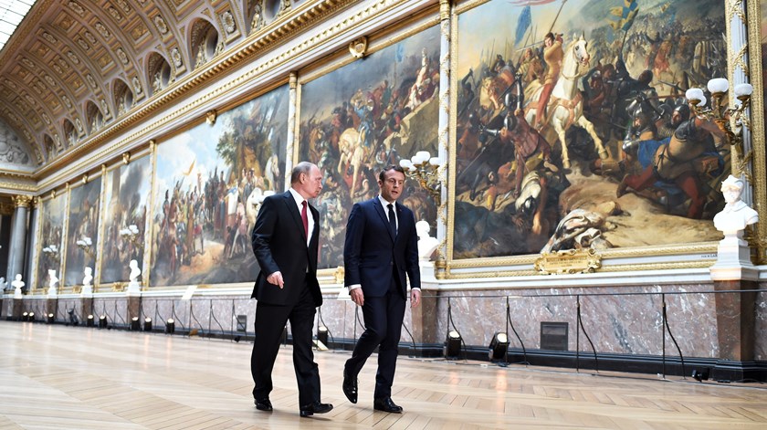Vladimir Putin e Emmanuel Macron no Palácio de Versalhes. Foto: EPA