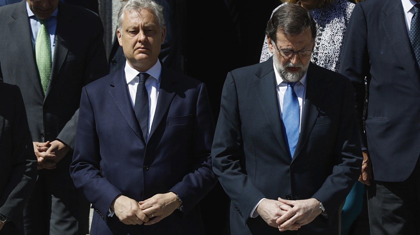 Mariano Rajoy com o embaixador britânico em Espanha, Simon Manley, durante um minuto de silêncio. Foto: Emilio Naranjo/EPA
