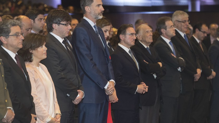 Reis de Espanha, prestam homenagem às vítimas durante uma visita oficial a uma universidade em Barcelona. Foto: Marta Perez/EPA