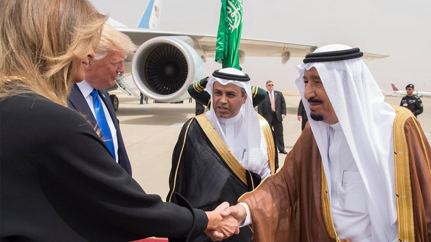 Trump e Melania cumprimentam o Rei da Arábia Saudita, no Aeroporto Internacional de Riade. Foto: EPA