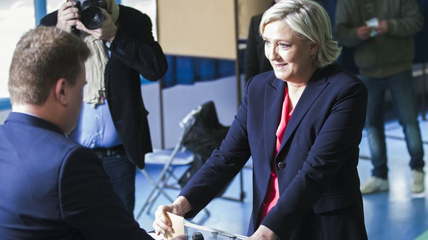 Marine Le Pen, da Frente Nacional, a votar numa escola no norte de França, com apertadas medidas de segurança. Foto: OLIVIER HOSLET/EPA