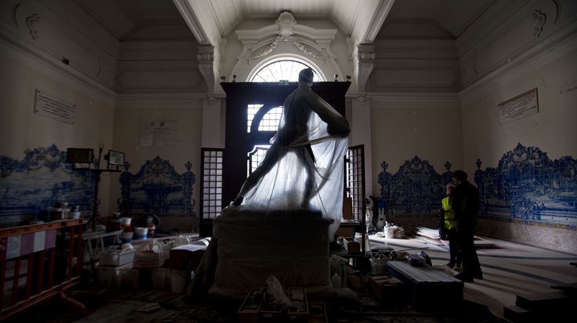 Os painéis de azulejos, presentes em quase todas as salas do edifício, foram salvos “in extremis” pela Polícia Judiciária que os encontrou alguns exemplares à venda na Feira da Ladra. . Foto: Joana Bourgard/RR