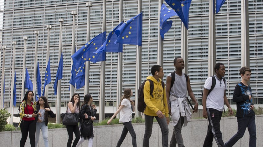Bandeiras da União Europeia a meia haste em Bruxelas, Bélgica. Foto: Olivier Hoslet/EPA