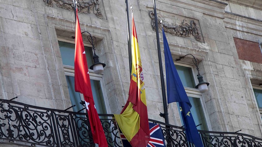 Bandeiras a meia haste na sede do Governo Regional de Madrid. Foto: EPA