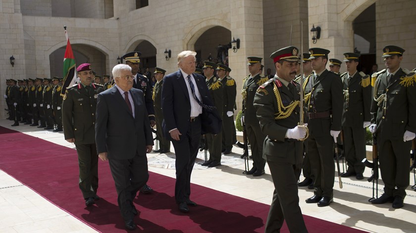 Mahmoud Abbas com  Trump na cerimónia de chegada à Cisjordânia, em Belém. Foto: Fadi Arouri/EPA
