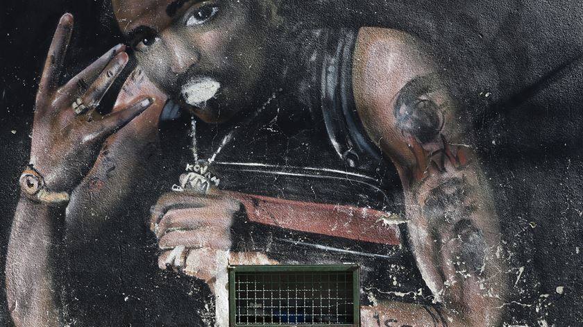 O hip hop faz parte da cultura do bairro. E o grafitti é uma manifestação que se encontra em cada esquina. O rapper Tupack, assassinado em 1996, tem direito a honras de parede inteira.