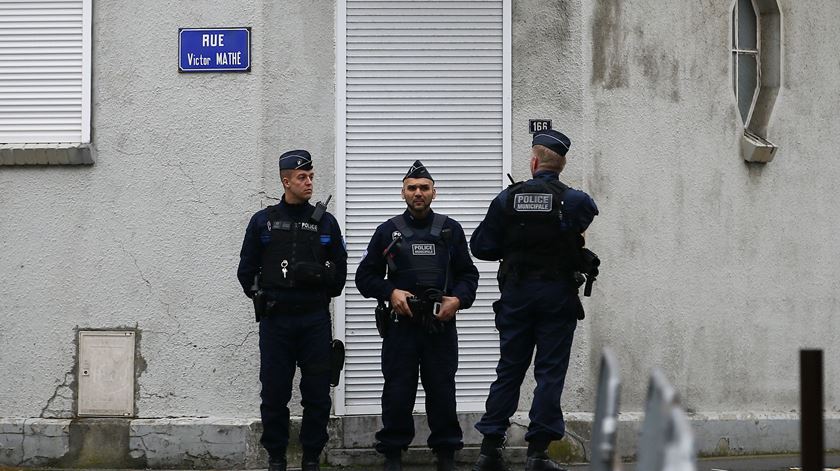 Polícia vigia o perímetro da escola onde votou Marine Le Pen, em Henin-Beaumont. Foto: IAN LANGSDON/EPA