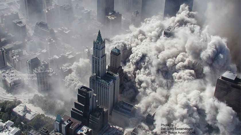 A 11 de setembro de 2001, dois aviões colidiram com as torres gémeas do World Trade Center, que ruíram minutos depois.