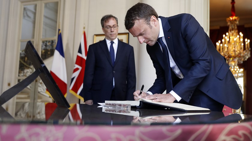Emmanuel Macron, presidente francês, assina um livro de condolências na embaixada de Inglaterra em Paris. Foto: Etienne Laurent/EPA