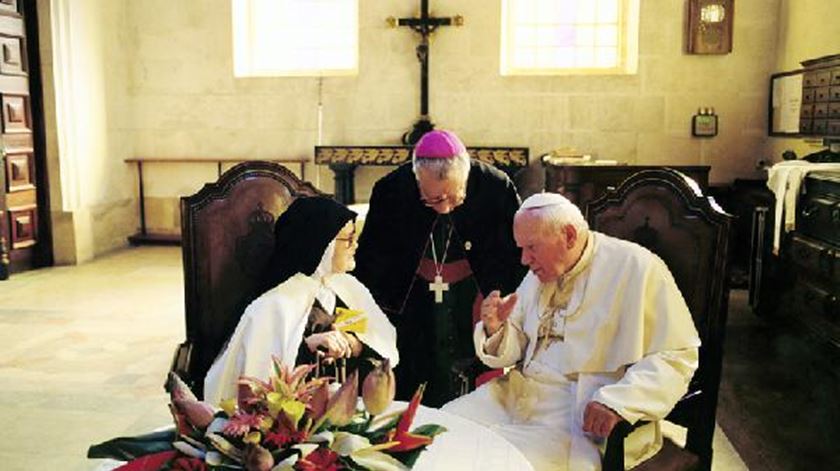 João Paulo II coma  Irmã Lúcia, em Fátima, a 13 de Maio de 2000. Foto: Santuário de Fátima