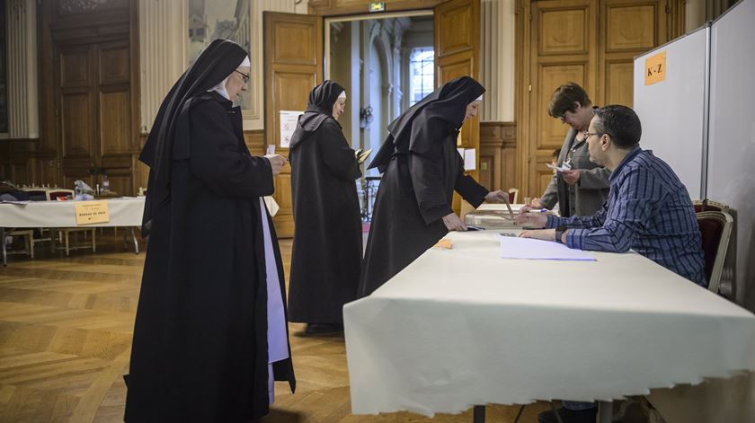 Freiras, da Ordem de São Bento, votam em Paris. Foto: CHRISTOPHE PETIT TESSON/EPA
