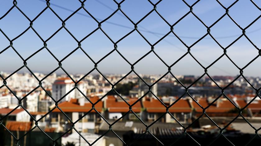  A localização privilegiada do bairro é inegável. A vista sobre Lisboa deslumbrante. O bairro é de origem ilegal e neste momento os proprietários do terreno exigem ao Estado serem recompensados.