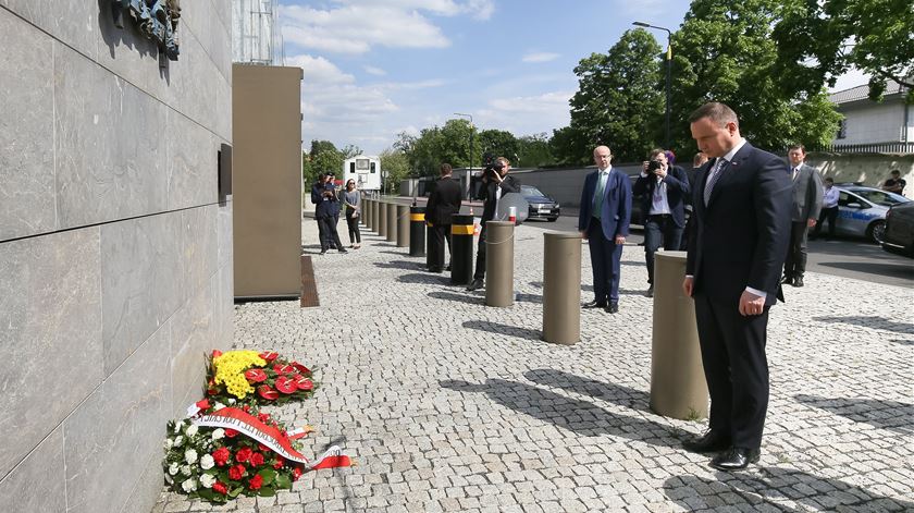 Primeiro-ministro polaco coloca uma coroa de flores em frente à embaixada britânica, em Varsóvia. Foto: Pawel Supernak/EPA