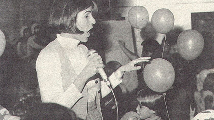 1979. Lena entre as crianças, um dos seus muitos públicos