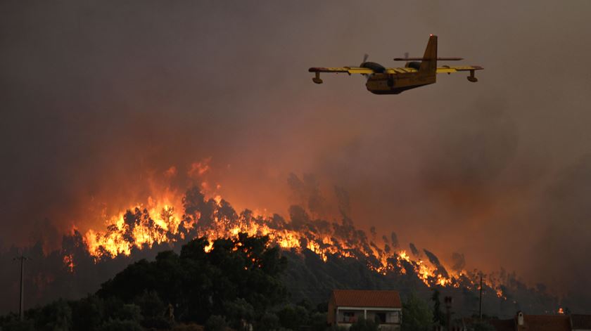 Seis aviões combatem as chamas. Foto: Paulo Cunha /Lusa