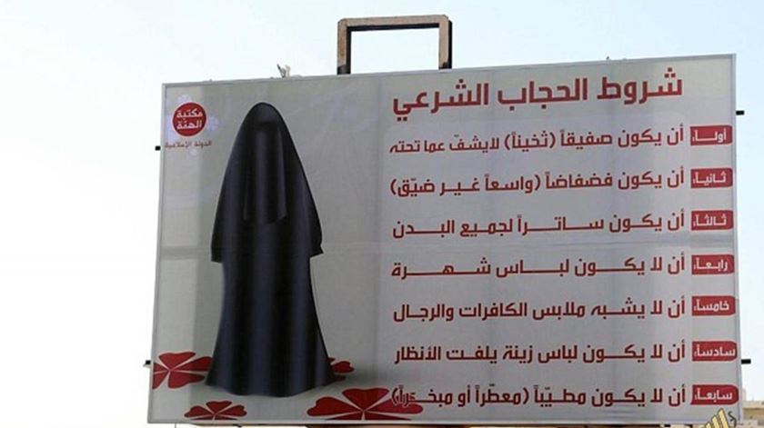Cartaz em Sirte, na Líbia, com regras de vestuário para mulheres. Foto: Human Rights Watch